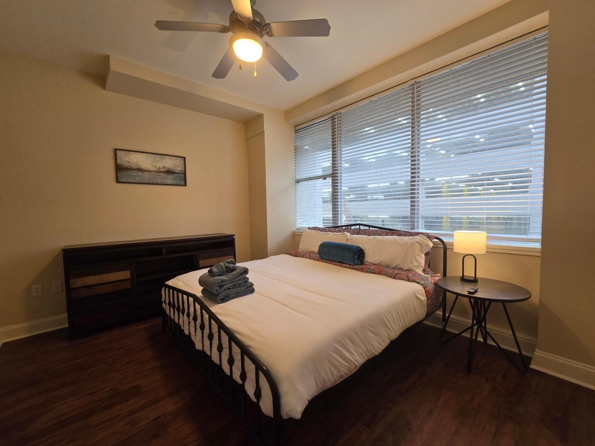 Amazing Condos Beautiful View 2 Blocks To French Quarter, Small Rooftop Pool, Gym, Seanger Theater, Super Dome, And Bourbon St Nova Orleães Quarto foto
