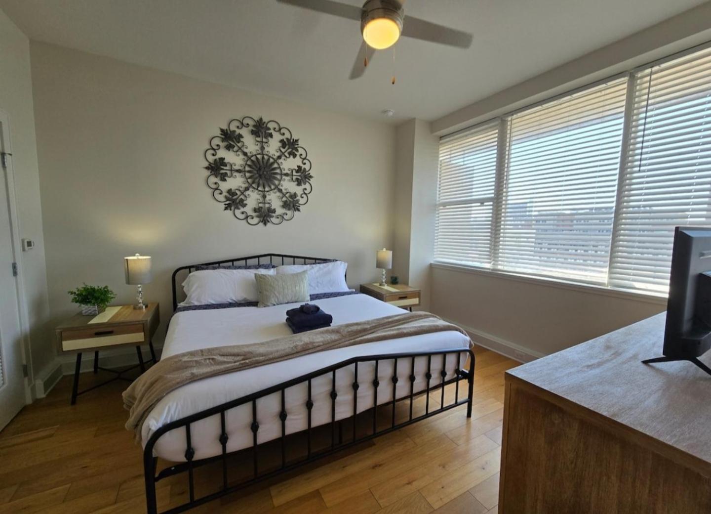 Amazing Condos Beautiful View 2 Blocks To French Quarter, Small Rooftop Pool, Gym, Seanger Theater, Super Dome, And Bourbon St Nova Orleães Quarto foto