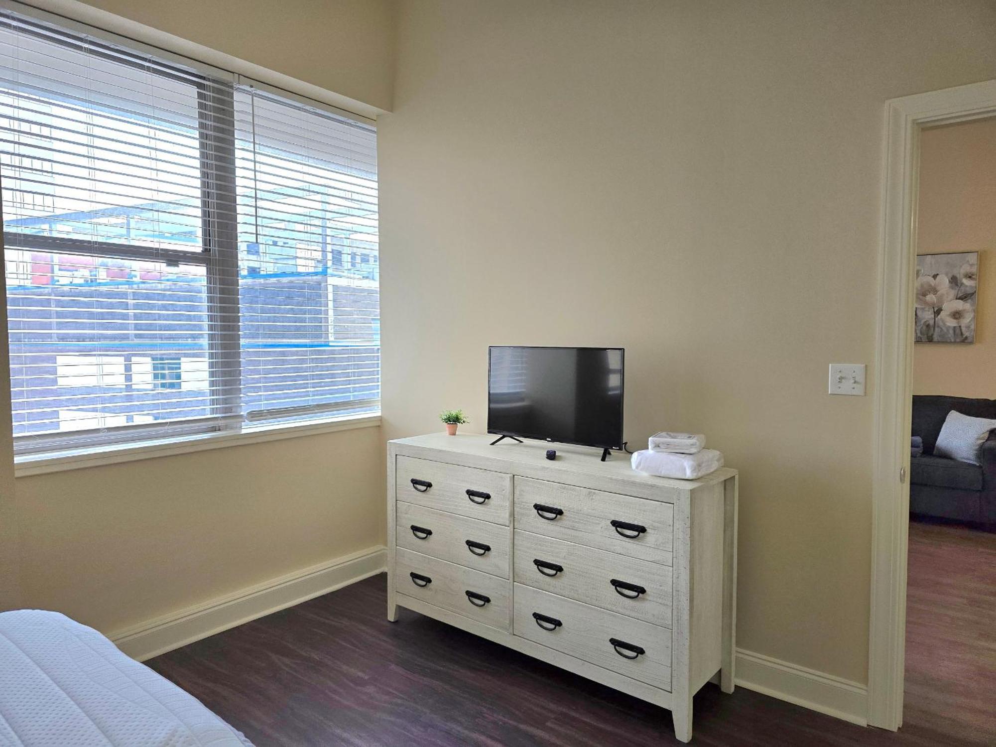 Amazing Condos Beautiful View 2 Blocks To French Quarter, Small Rooftop Pool, Gym, Seanger Theater, Super Dome, And Bourbon St Nova Orleães Quarto foto