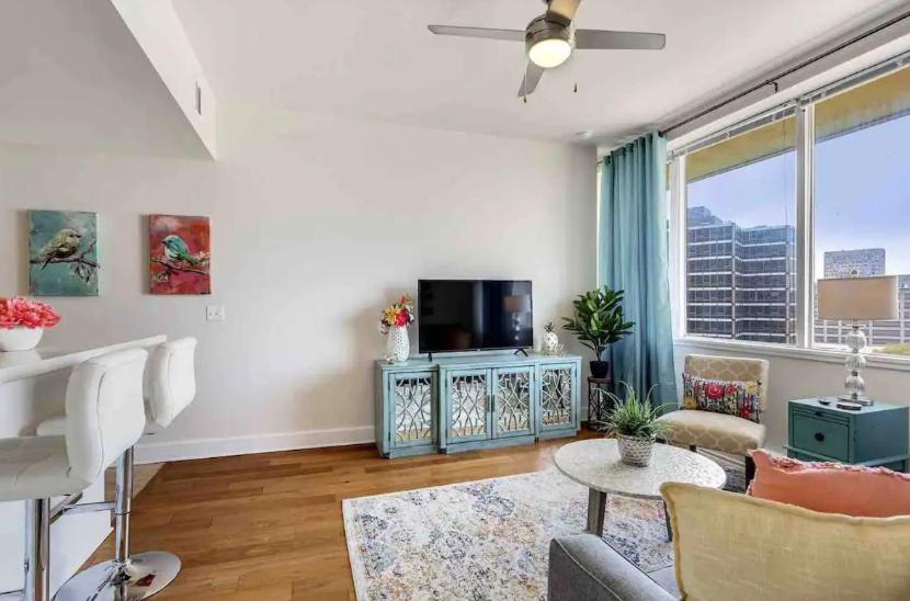 Amazing Condos Beautiful View 2 Blocks To French Quarter, Small Rooftop Pool, Gym, Seanger Theater, Super Dome, And Bourbon St Nova Orleães Quarto foto