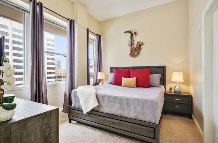 Amazing Condos Beautiful View 2 Blocks To French Quarter, Small Rooftop Pool, Gym, Seanger Theater, Super Dome, And Bourbon St Nova Orleães Exterior foto