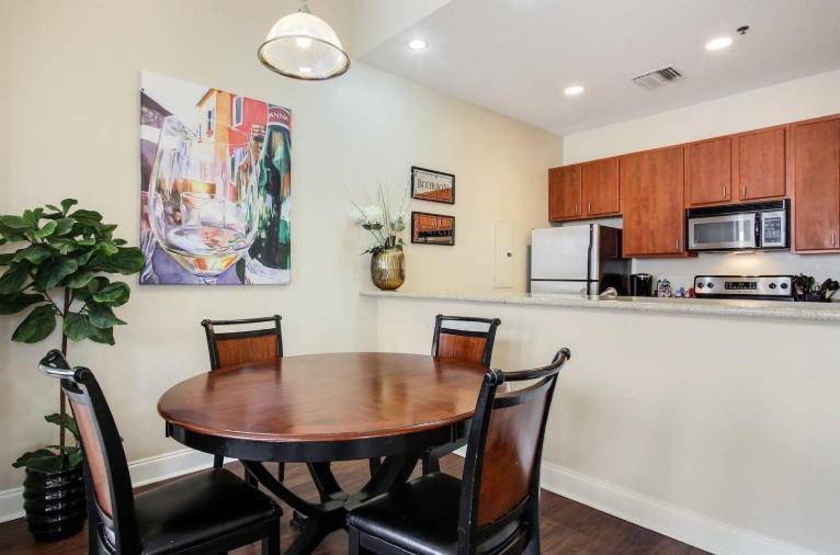 Amazing Condos Beautiful View 2 Blocks To French Quarter, Small Rooftop Pool, Gym, Seanger Theater, Super Dome, And Bourbon St Nova Orleães Exterior foto