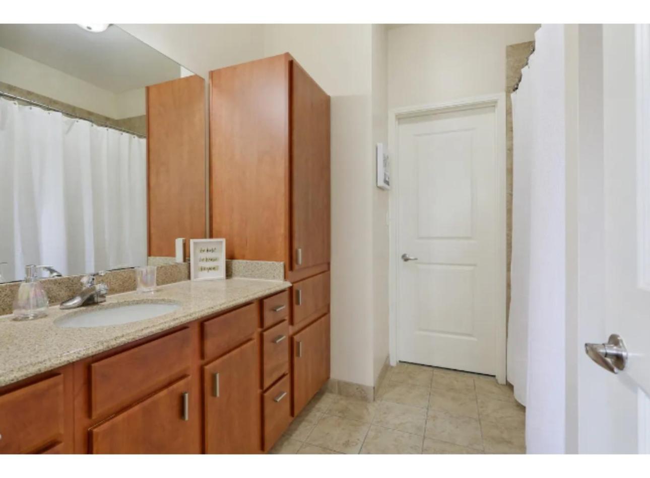 Amazing Condos Beautiful View 2 Blocks To French Quarter, Small Rooftop Pool, Gym, Seanger Theater, Super Dome, And Bourbon St Nova Orleães Quarto foto