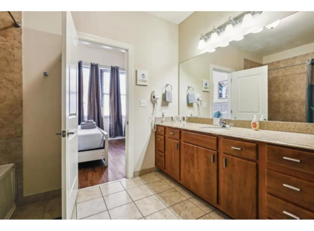 Amazing Condos Beautiful View 2 Blocks To French Quarter, Small Rooftop Pool, Gym, Seanger Theater, Super Dome, And Bourbon St Nova Orleães Quarto foto