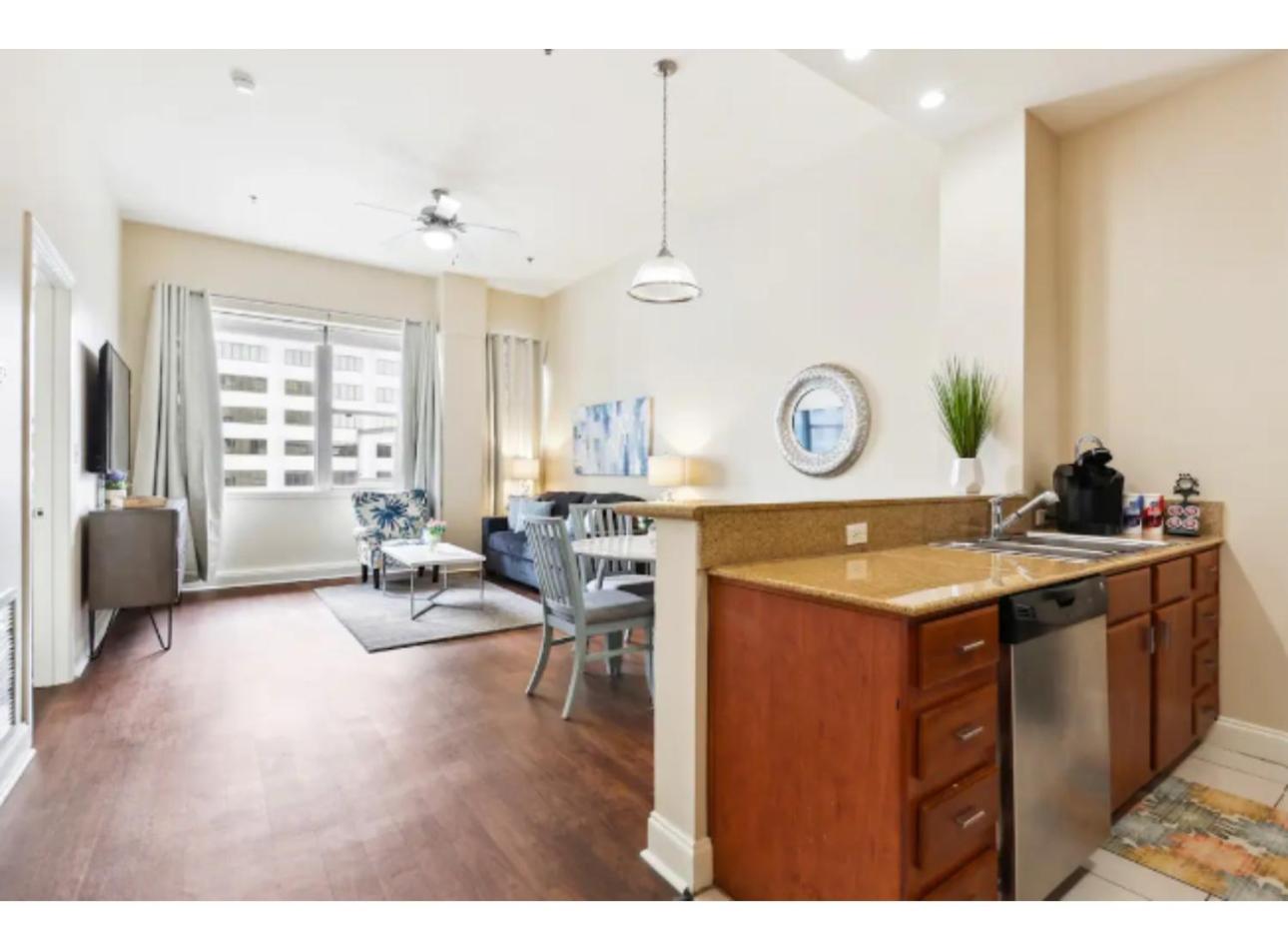Amazing Condos Beautiful View 2 Blocks To French Quarter, Small Rooftop Pool, Gym, Seanger Theater, Super Dome, And Bourbon St Nova Orleães Quarto foto