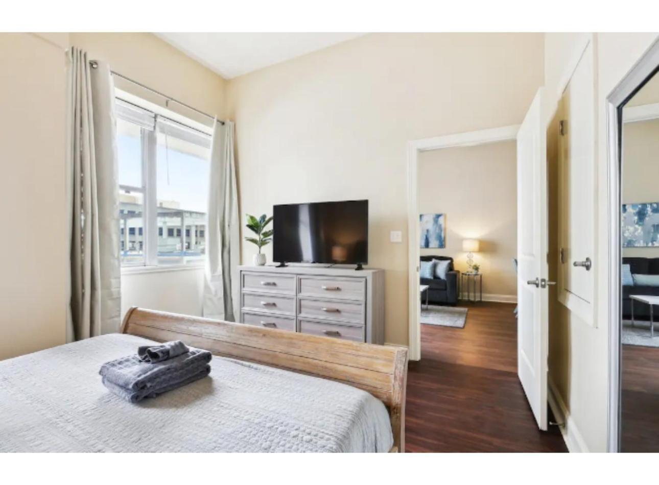 Amazing Condos Beautiful View 2 Blocks To French Quarter, Small Rooftop Pool, Gym, Seanger Theater, Super Dome, And Bourbon St Nova Orleães Quarto foto