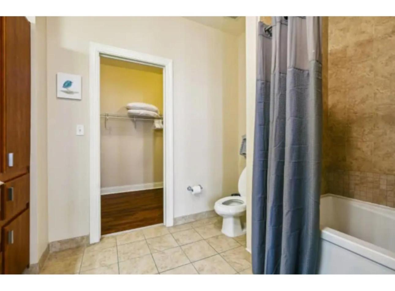 Amazing Condos Beautiful View 2 Blocks To French Quarter, Small Rooftop Pool, Gym, Seanger Theater, Super Dome, And Bourbon St Nova Orleães Quarto foto