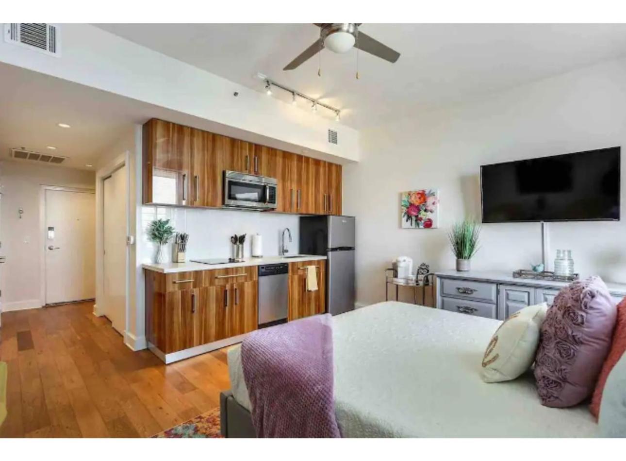 Amazing Condos Beautiful View 2 Blocks To French Quarter, Small Rooftop Pool, Gym, Seanger Theater, Super Dome, And Bourbon St Nova Orleães Quarto foto