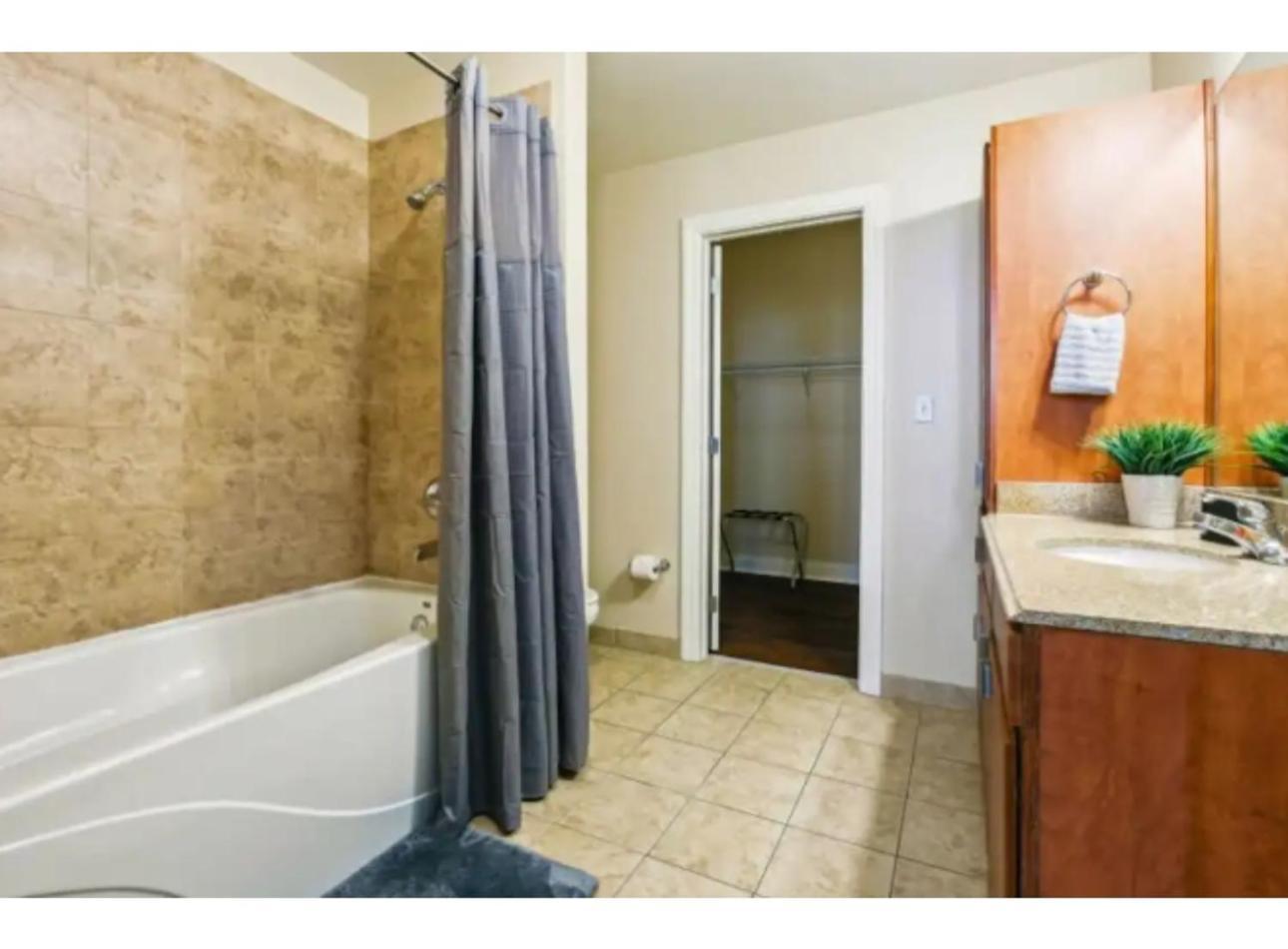Amazing Condos Beautiful View 2 Blocks To French Quarter, Small Rooftop Pool, Gym, Seanger Theater, Super Dome, And Bourbon St Nova Orleães Quarto foto